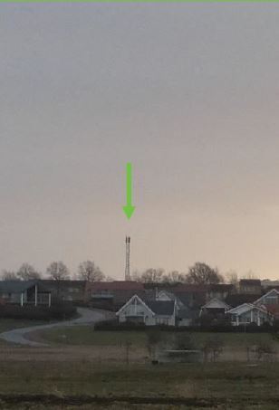 Foto 1 viser en zoomed ind visualisering af telemast set ca. 1,5 km fra masteplacering i kystforlandet ca. 90 m nord for Linderupvej