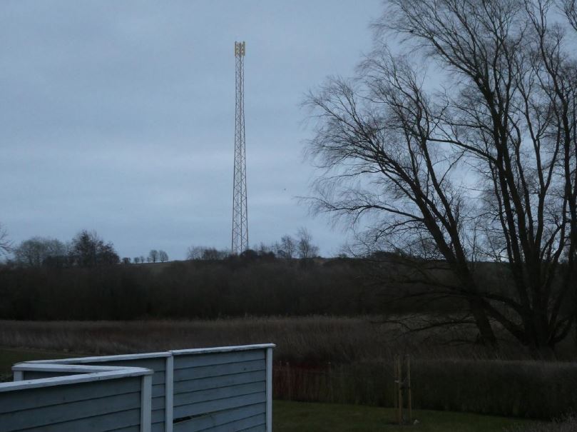 Foto 3 Efter viser visualisering af telemast set fra sti syd for Kildebakken i Græse Bakkeby.