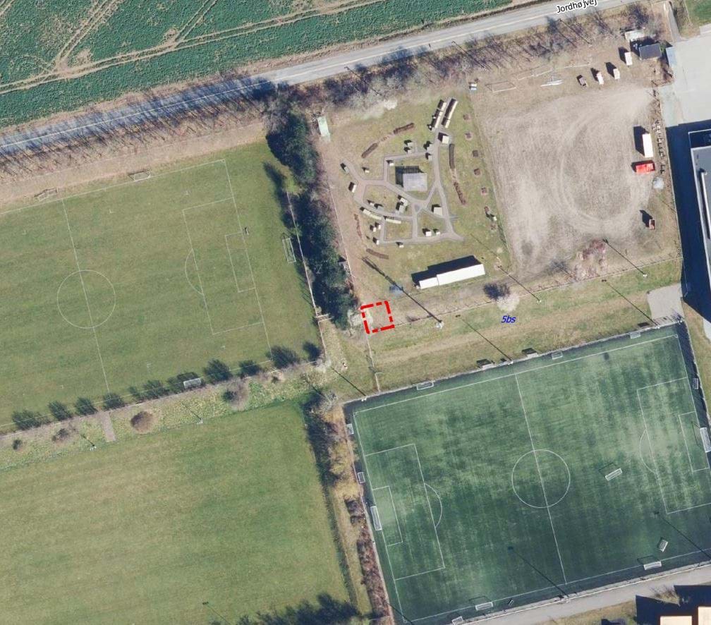 Foto 1: Ortofoto, som viser lokalplanområdet (rød stiplet linje) og nærområdet som udgøres af idrætsfaciliteter og Slangerup Miniby.