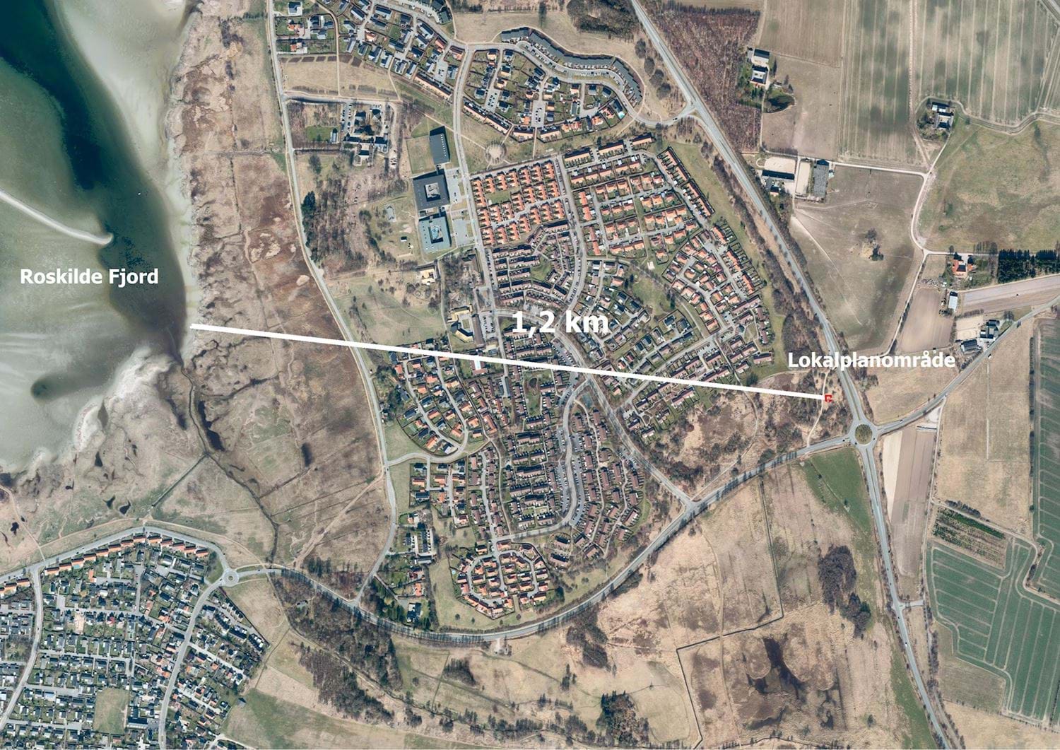 Ortofoto som viser distancen på 1,2 km fra lokalplanområdet til Roskilde Fjord