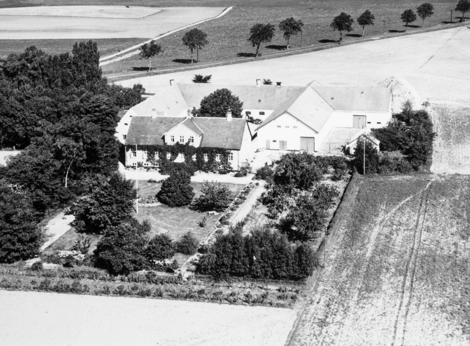 Skråfoto fra 1950 - Gården Bjørnshøj med haveanlæg i forgundenn