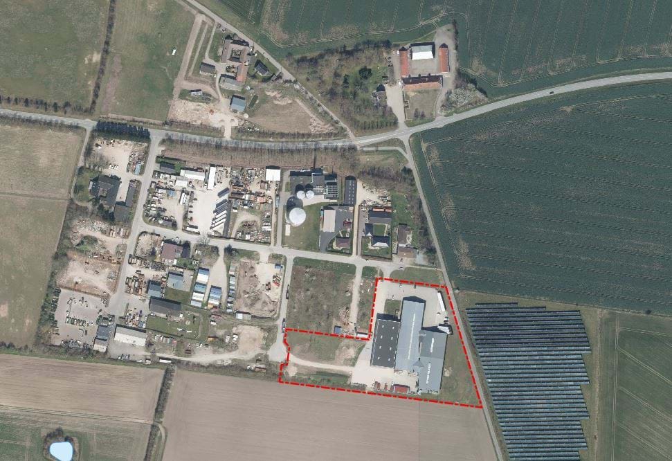 Foto 1 viser et oversigtskort over placeringen af lokalplanområdet inden for det eksisterende erhvervsområde ved Hyllestedvejen syd for Over Dråby ved Jægerspris