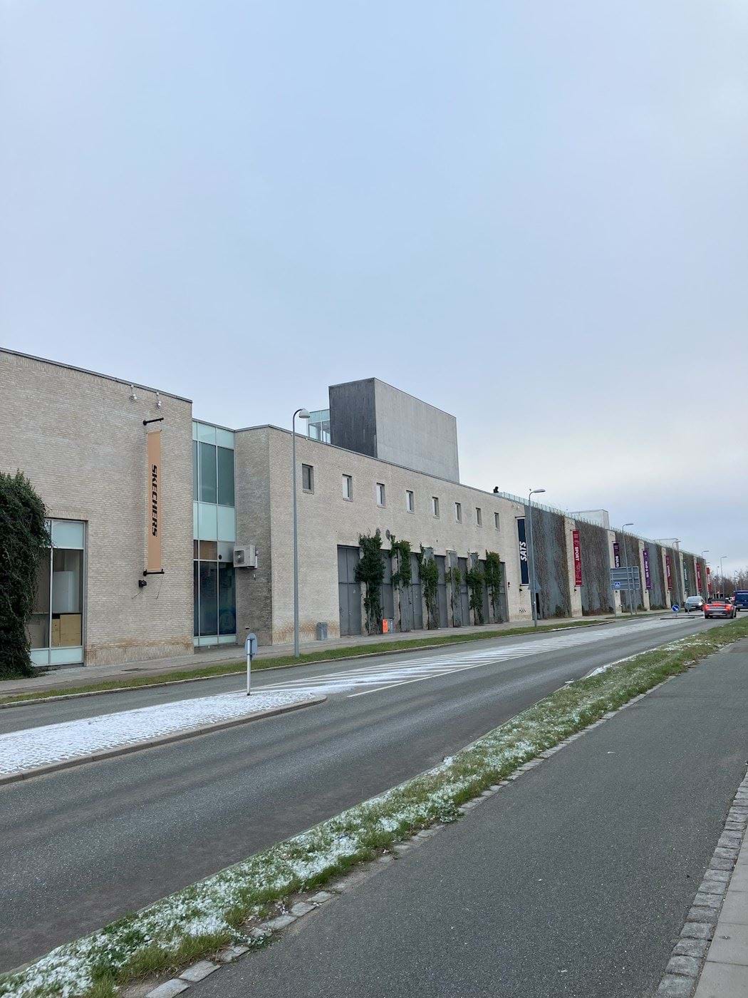Eksisterende bebyggelse, butikscenter og parkeringshus set fra A C Hansensvej