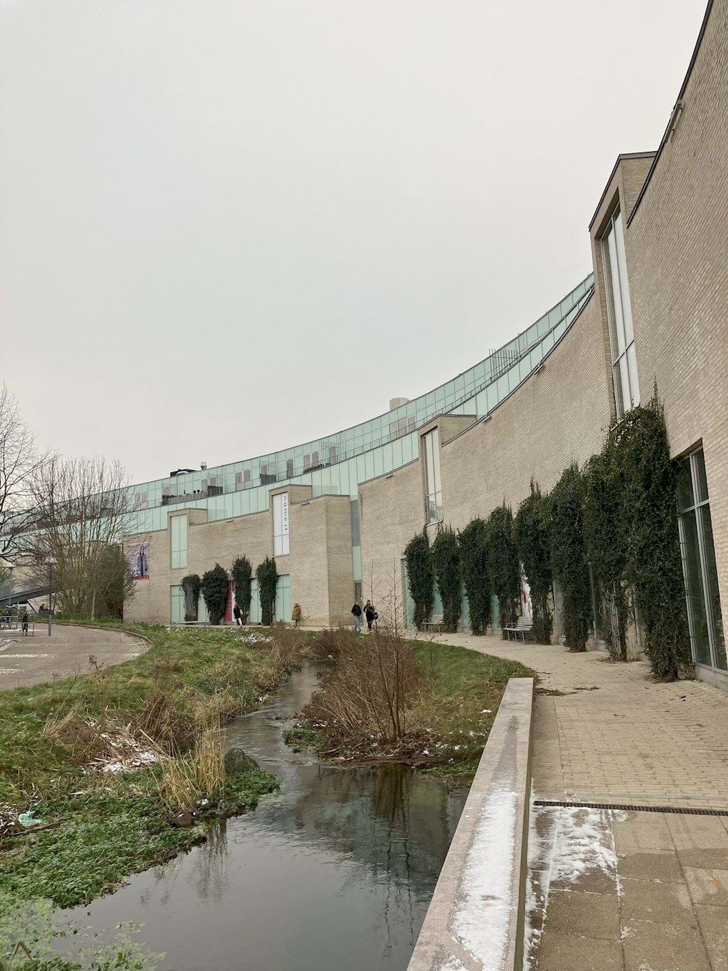 Eksisterende bebyggelse, butikscenter, set fra torvet ved butikscenterets hovedindgang