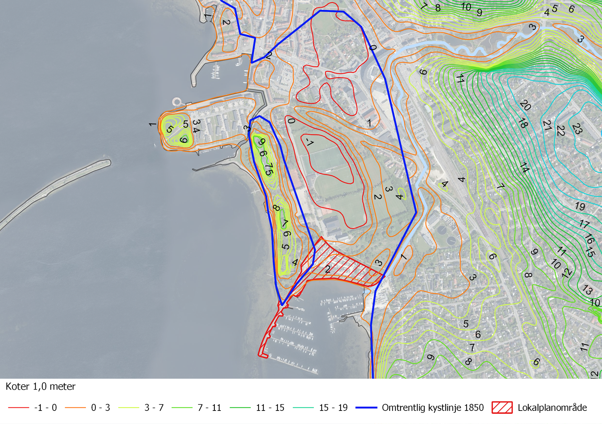 Kortet viser højdekoter inddelt i farver, der illustrerer Frederikssund bys kuperede terræn, der afspejler den oprindelige kystlinje fra før midten af 1800-tallet.